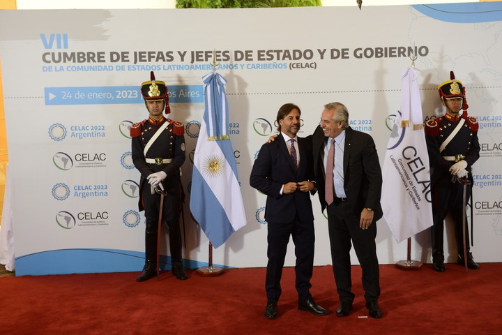 Luis Lacalle Pou fue recibido por Alberto Fernández esta mañana previo al inicio de la cumbre de la CELAC. Foto Luciano Thieberger
