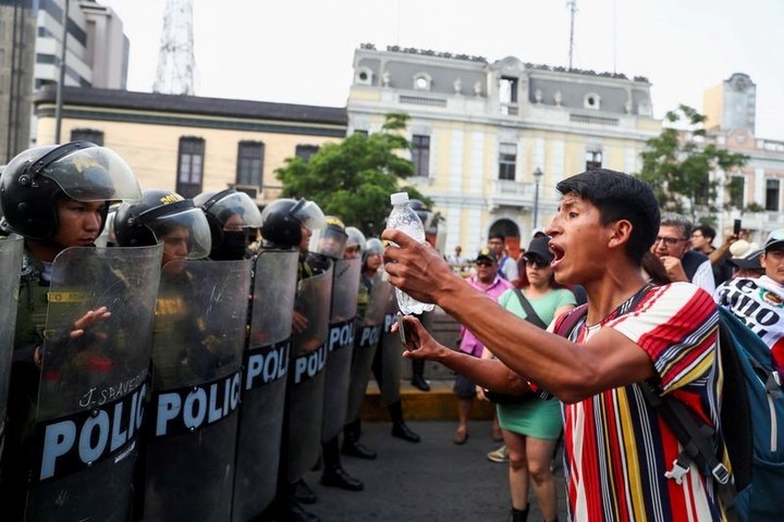 Un manifestante se enfrenta a la policía antidisturbios en medio de las protestas contra el gobierno Foto REUTERS.
