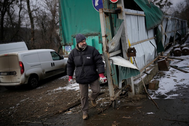 Un hombre revisa los daños ocasionados en una planta eléctrica atacada por un misil ruso en Kiev. Foto: AP