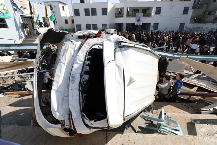 Palestinos arrojan piedras durante los enfrentamientos con soldados israelíes. Foto: EFE t