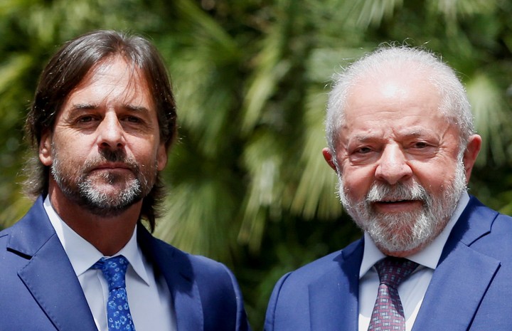 Uruguay's President Luis Lacalle Pou receives Brazil's President Luiz Inacio Lula da Silva at the Suarez residency, in Montevideo, Uruguay, January 25, 2023. REUTERS/Mariana Greif