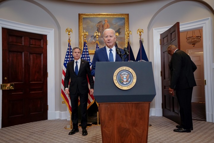 El presidente de EE.UU., Joe Biden, junto con el secretario de Estado de EE.UU., Antony Blinken, y el secretario de Defensa de EE.UU., Lloyd Austin, anuncia la transferencia de tanques M1 Abrams a Ucrania. EFE/EPA/SHAWN THEW