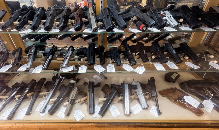 Armas de fuego expuestas en la armería NY Shooter Supply de Albany. -EFE/EPA/JUSTIN LANE
