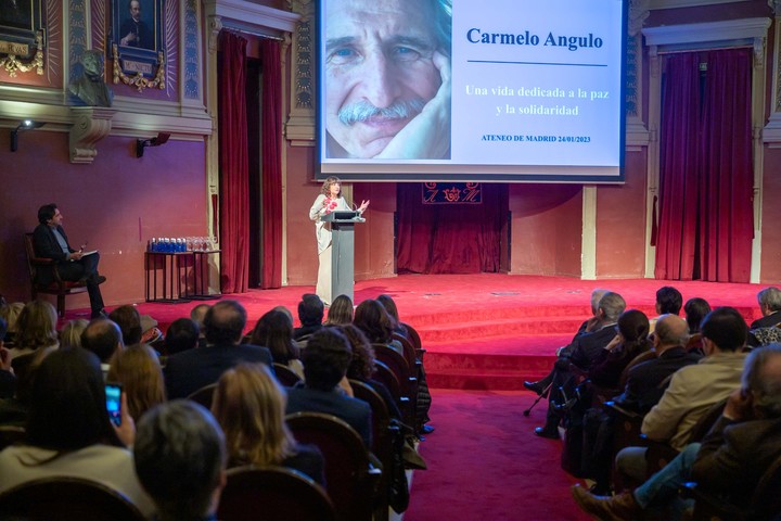 La escritora Rosa Montero durante el homenaje al diplomático Carmelo Angulo en el Ateneo de Madrid, este martes.
