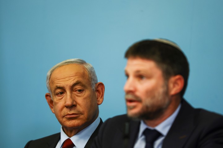 El primer ministro israelí, Benjamín Netanyahu, y el ministro israelí de Finanzas, Bezalel Smotrich, ofrecen una rueda de prensa en la oficina del primer ministro en Jerusalén, Israel,.EFE/EPA/RONEN ZVULUN / POOL