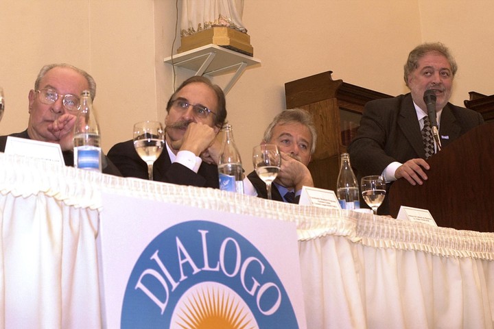 Carmelo Angulo, con el entonces ministro de Salud Ginés González García y otros funcionarios que participaron del Diálogo Argentino, en mayo de 2002. Foto: Leonardo Zavattaro
