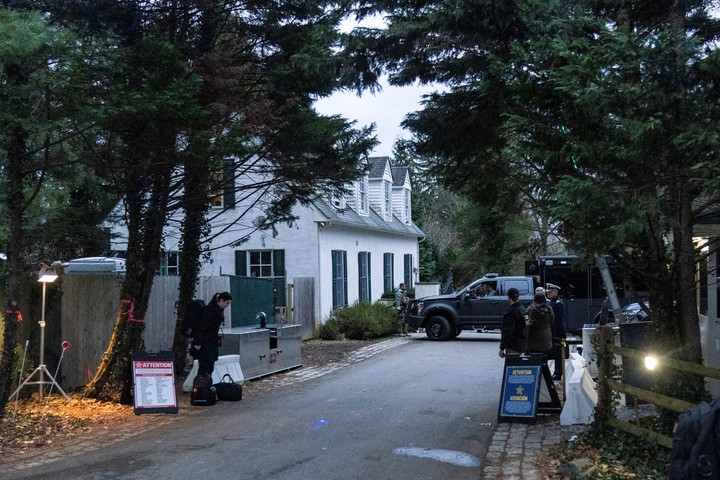 Oficiales del FBI, frente a la casa de Joe Biden en Wilmington, Delaware, la semana pasada.