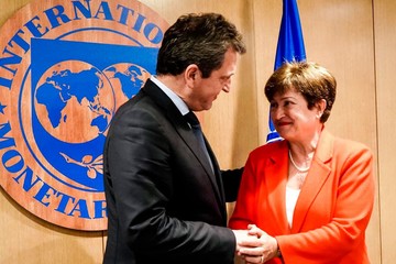 Las negociaciones secretas de los hombres de Sergio Massa con el FMI por la falta de dólares.