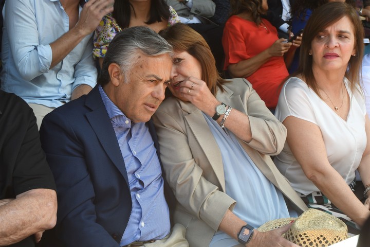 Vendimia 2023 Carrusel de las Reinas Las calles de la ciudad de Mendoza, se llenaron de color y alegría con los carros de las reinas departamentales. Alfredo Cornejo junto a Patricia Bullrich en el palco oficial Foto: José Gutierrez / Los Andes