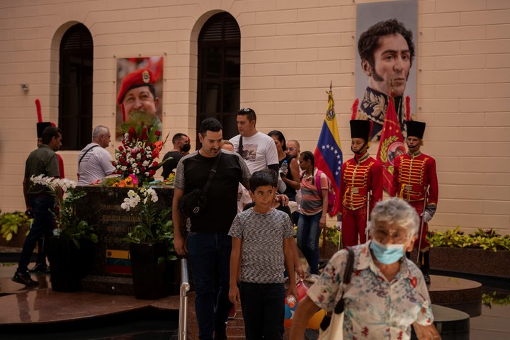 Personas visitan la tumba del expresidente de Venezuela Hugo Chávez, en el cuartel de la montaña. Foto EFE