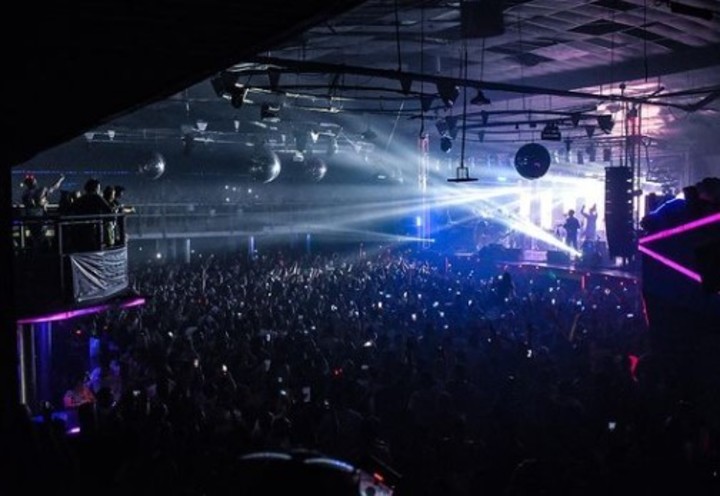 Una multitud estaba viendo el show de Ulises Bueno en la disco Tornado. Captura TV