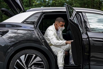 El increíble motivo por el que Mbappé no puede comprarse una Ferrari, su marca de autos fetiche