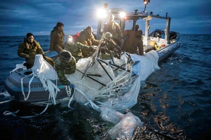 Marineros recuperando un globo chino de vigilancia a gran altitud que fue derribado por Estados Unidos el mes pasado. El incidente no hizo sino aumentar las tensiones entre ambas naciones. Foto Tyler Thompson/U.S. Navy