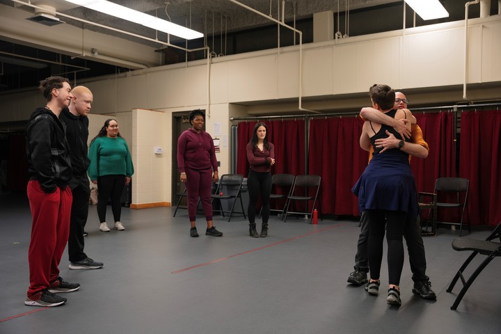 Estudiantes practican cómo dar y recibir consentimiento durante un taller sobre intimidad y consentimiento en la Universidad de Illinois, (Mary Mathis/The New York Times)