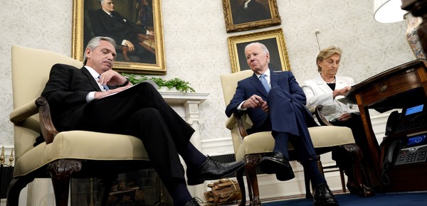 Alberto le pide un puente a Biden para llegar a diciembre, pero EE.UU pone condiciones