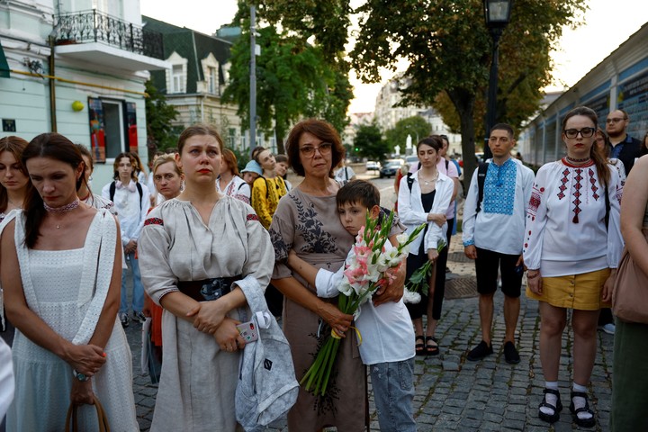 Participants dressed in traditional Ukrainian embroidered shirts attend a commemorative rally for a founder of March in Embroidered Shirts and Ukrainian serviceman Andrii Babinskyi, who was recently killed in a fight against Russian troops in Zaporizhzhia region amid Russia's attack on Ukraine, next to the memory wall of fallen defenders of the country in Kyiv, Ukraine August 16, 2023.  REUTERS/Valentyn Ogirenko