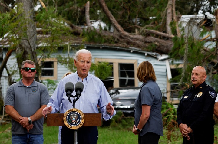 U.S. President Joe Biden speaks in front of a damaged building, during his tour of Hurricane Idalia storm destruction, Live Oak, Florida, U.S., September 2, 2023.  REUTERS/Evelyn Hockstein