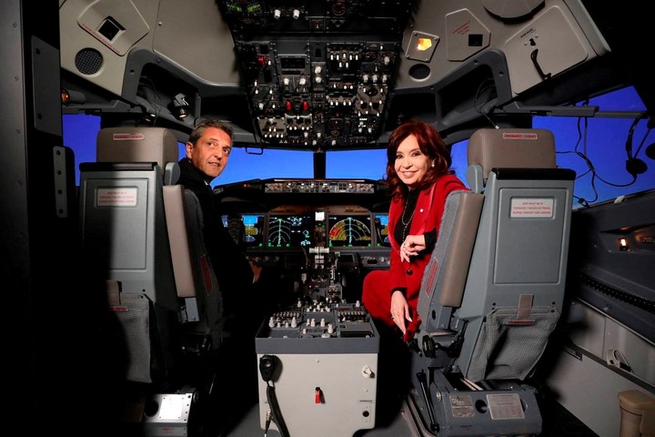 Argentina's Vice President Cristina Fernandez de Kirchner and Economy Minister and presidential pre-candidate Sergio Massa pose for a picture in an Aerolineas Argentinas flight simulator, during the celebrations of the 15th anniversary of the re-statization of the company, in Buenos Aires, Argentina, July 17, 2023. Charo Larisgoitia/Argentine Vice-Presidency/Handout via REUTERS ATTENTION EDITORS - THIS IMAGE WAS PROVIDED BY A THIRD PARTY NO RESALES. NO ARCHIVES. MANDATORY CREDIT