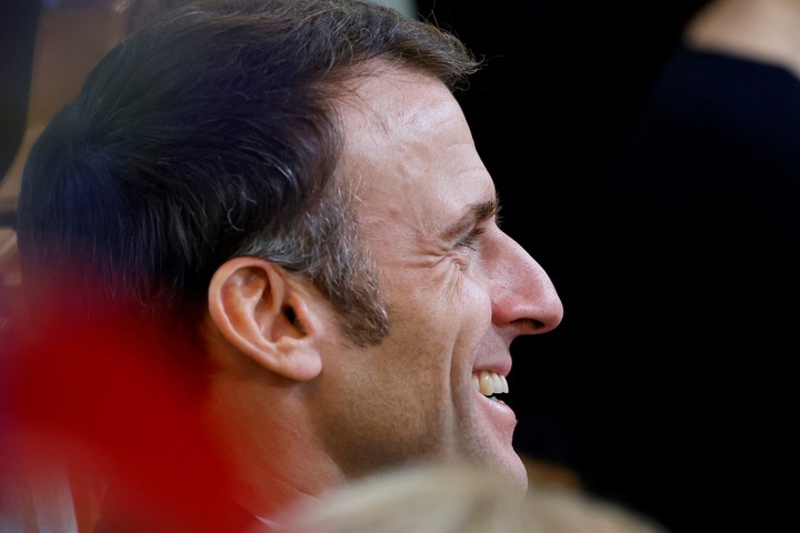 French President Emmanuel Macron reacts as Swiss President Alain Berset addresses the delegation of ministers of the Swiss Parliament during a state visit at the Bundeshaus in Bern, Switzerland, November 15, 2023. REUTERS/Denis Balibouse