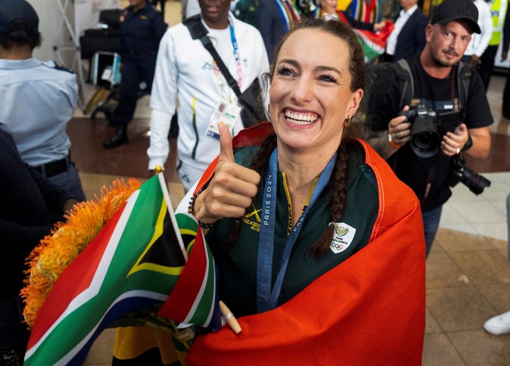 South African swimmer and gold medalist Tatjana Smith interacts with supporters following her return from the Paris 2024 Olympics, at OR Tambo International Airport in Johannesburg, South Africa August 13, 2024. REUTERS/Alet Pretorius