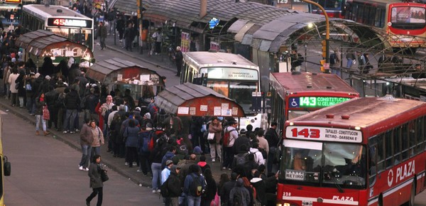 Pelea por plata: cinco claves de la quita de subsidios a los colectivos y el traspaso a la ciudad