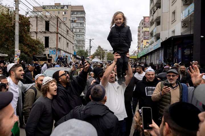 Ultra-Orthodox Jewish pilgrims sing and dance near the tomb of Rabbi Nachman of Breslov during celebrations marking Rosh Hashanah, the Jewish New Year, in Uman, Ukraine, amid Russia's attack on Ukraine, October 2, 2024.  REUTERS/Thomas Peter     TPX IMAGES OF THE DAY