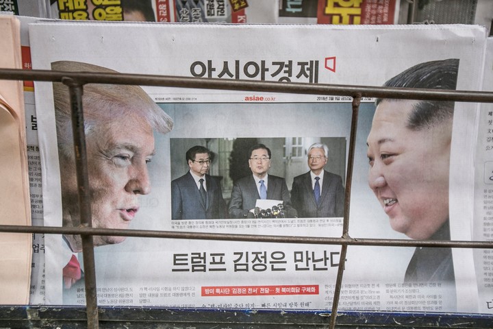 A copy of the Asia Economy newspaper featuring images of U.S. President Donald Trump, left, North Korean leader Kim Jong-un, right, and South Korean National Security Council chief Chung Eui-yong speaking in Washington, on the front page is displayed for sale at a newsstand in Seoul, South Korea, on Friday, March 9, 2018. Trump hailed “great progress” in talks with North Korea after agreeing to meet Kim in what would be an unprecedented summit. Photographer: Jean Chung/Bloomberg   acercamiento diplomatico entre corea del norte y eeuu tapas diarios periodicos