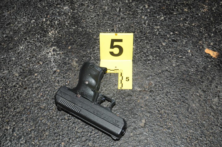 A handgun that was recovered following the officer involved shooting in Berkeley, Missouri, is pictured in this undated handout photo provided by the St. Louis County Police. A white policeman shot dead a black man brandishing a pistol at a suburban St. Louis gasoline station overnight, police said on December 24, 2014, igniting violence reminiscent of riots over the police killing of an unarmed black teenager in nearby Ferguson.  REUTERS/St. Louis County Police/Handout  (UNITED STATES - Tags: CRIME LAW) FOR EDITORIAL USE ONLY. NOT FOR SALE FOR MARKETING OR ADVERTISING CAMPAIGNS. THIS IMAGE HAS BEEN SUPPLIED BY A THIRD PARTY. IT IS DISTRIBUTED, EXACTLY AS RECEIVED BY REUTERS, AS A SERVICE TO CLIENTS eeuu  asesinato homicidio crimen fuera de la tienda de gas y conveniencia Run On The Mobil asesinato homicidio crimen policia blanco mato a tiros a un hombre negro racismo pistola recuperada del oficial involucrado tiroteo en Berkeley