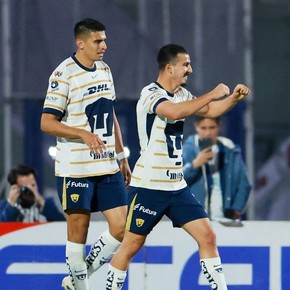 Soccer Football - Liga MX - Pumas UNAM v Toluca - Estadio Mexico 1968, Mexico City, Mexico - January 29, 2025
Pumas UNAM's Pablo Bennevendo celebrates scoring their first goal with teammates
REUTERS/Raquel Cunha