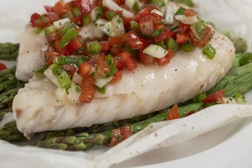 Receta de Papillote de pescado con salsa criolla y espárragos