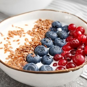 Yogur con frutos rojos y semillas de lino