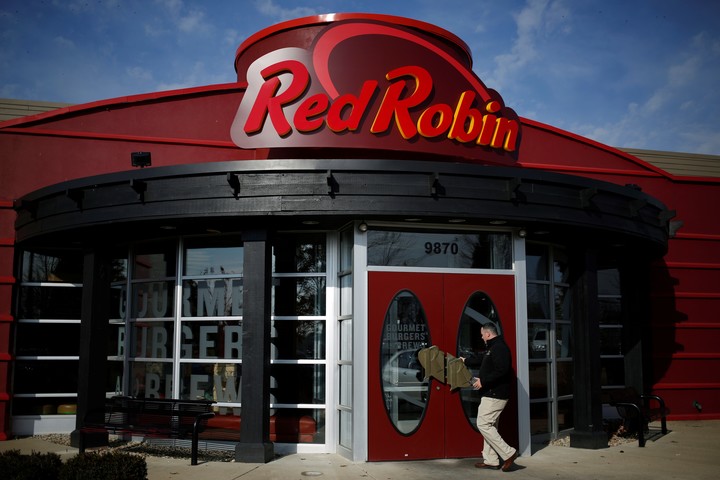 Customers enter a Red Robin Gourmet Burgers Inc. restaurant in Louisville, Kentucky, U.S., on Wednesday, Dec. 14, 2016. Red Robin climbed the most in six weeks after naming Guy Constant chief financial officer, prompting Bank of America Corp. to upgrade the stock. Photographer: Luke Sharrett/Bloomberg louisville eeuu  eeuu restaurante red robin gourmet burgers eeuu restaurantes comidas rapidas hamburgueserias