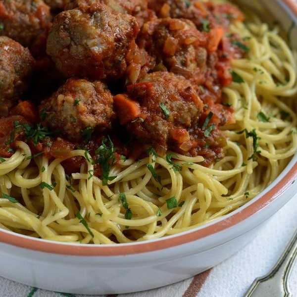 Tallarines con albóndigas
