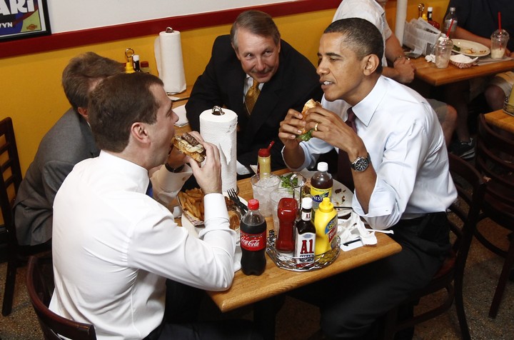 Russia's President Dmitry Medvedev (L) and U.S. President Barack Obama have burgers for lunch at Ray's Hell Burger restaurant in Arlington, Virginia June 24, 2010. REUTERS/Kevin Lamarque (UNITED STATES - Tags: POLITICS) Arlington  presidente de rusia presidente de estados unidos presidentes comiendo comidas rapidas reunion