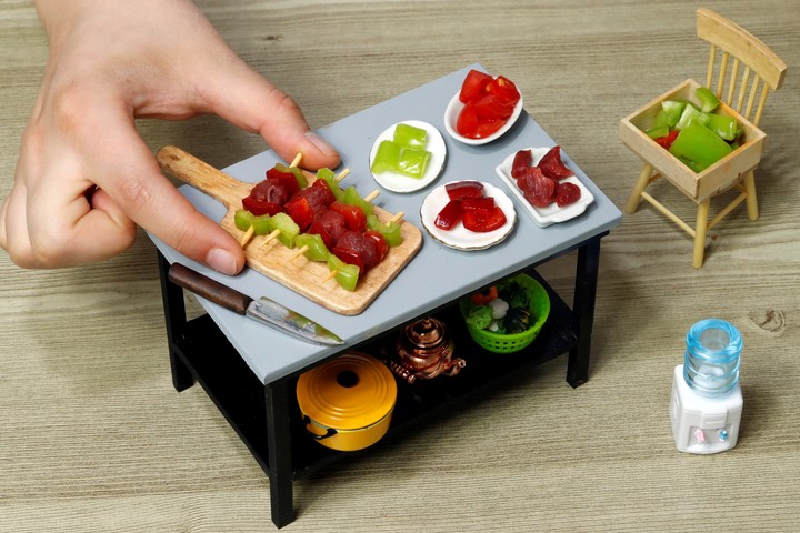 muebles mesa miniatura

Miniature food cook Burcu Celenoglu Aydin prepares a dish at her mini kitchen in Istanbul, Turkey April 7, 2018. Picture taken April 7, 2018. REUTERS/Murad Sezer turquia estambul  moda de preparar platos con gustos y sabores reales en miniatura chef cocinero prepara platos en miniatura proyecto Mini cocina