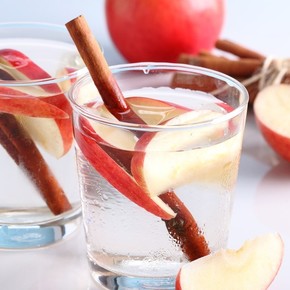 Agua saborizada de manzana y canela