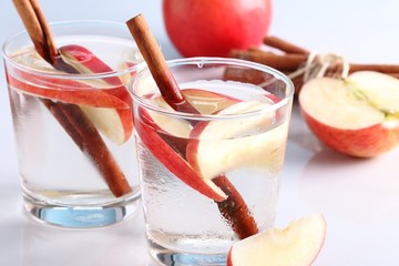 Receta de Agua saborizada de manzana y canela