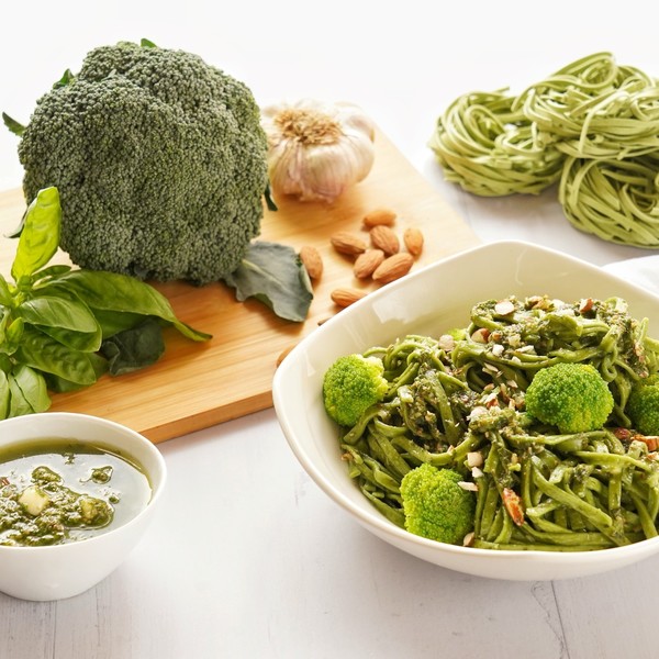 Fideos de espinaca con brócoli y pesto