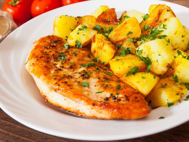 Receta de pollo con papas. Foto: Shutterstock