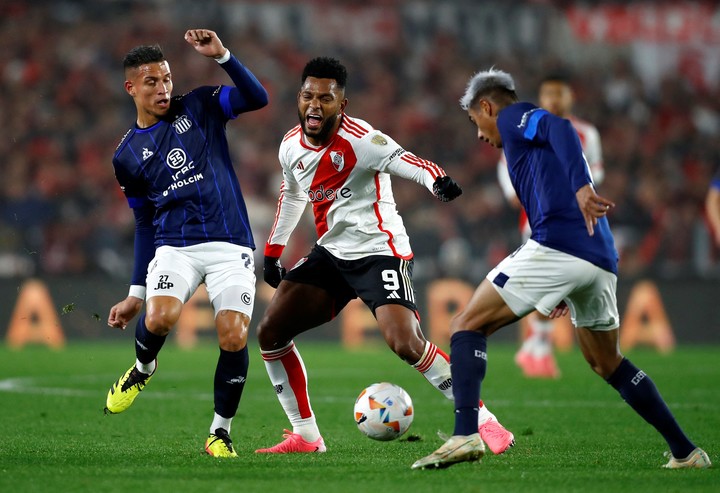 Soccer Football - Copa Libertadores - Round of 16 - Second Leg - River Plate v Talleres Cordoba - Estadio Mas Monumental, Buenos Aires, Argentina - August 21, 2024
River Plate's Miguel Borja in action with Talleres Cordoba's Juan Portilla REUTERS/Cristina Sille