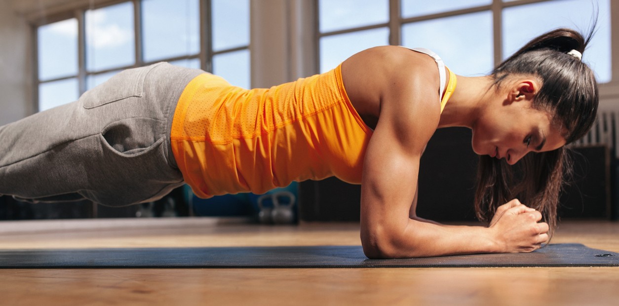 La plancha es un ejercicio completo que trabaja varios músculos. Foto Shutterstock.