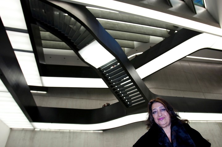 Iraqi-born architect Zaha Hadid poses inside Maxxi museum of contemporary art and architecture in Rome, in this file photohraph dated November 13, 2009. Internationally renowned Iraqi-British architect Zaha Hadid, whose designs included the London Aquatics Centre used in the 2012 summer Olympics, has died aged 65, her company said on March 31, 2016.   REUTERS/Max Rossi/files roma italia zaha hadid arquitectura arquitecta muerte arquitecta zaha hadid fallecimiento suplemento arquitectura
