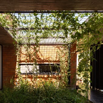 Casa siete patios: transiciones para los sentidos