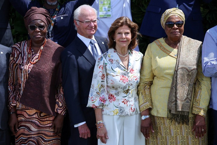 Sweden's King Carl Gustaf and Queen Silvia, Namibia's President Netumbo Nandi-Ndaitwah and other  delegates attending the Belem Climate Summit ahead of the United Nations Climate Change Conference (COP30) gather for a family photo, in Belem, Brazil, November 7, 2025. REUTERS/Adriano Machado