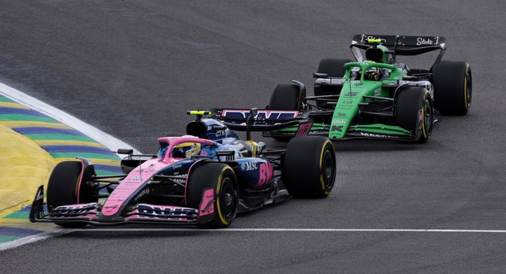 Formula One F1 - Sao Paulo Grand Prix - Autodromo Jose Carlos Pace, Sao Paulo, Brazil - November 8, 2025
Alpine's Franco Colapinto and Sauber's Gabriel Bortoleto in action during the sprint race REUTERS/Amanda Perobelli