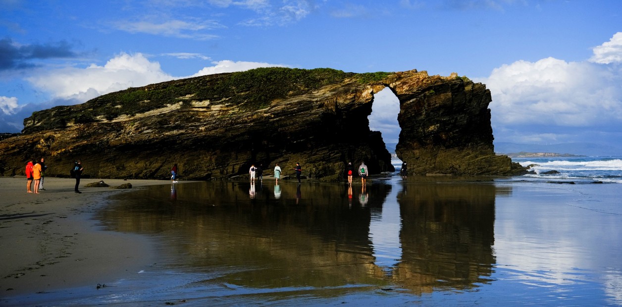 El misterio del Hombre Pez, la casa diseñada por Gaudí y los paisajes infinitos de Cantabria