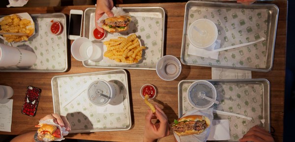 Mixue, la cadena de comida rápida que pocos conocen y tiene más locales que McDonald's y Starbucks (video loop nuevo)