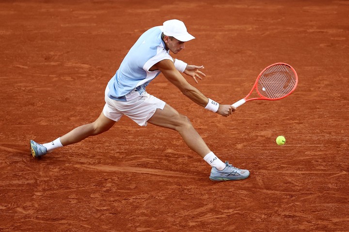Tennis - French Open - Roland Garros, Paris, France - June 1, 2026
Italy's Matteo Arnaldi in action during his fourth round match against Frances Tiafoe of the U.S. REUTERS/Guglielmo Mangiapane