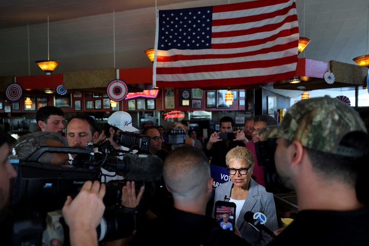 Los Angeles Mayor Karen Bass speaks to media during a campaign event at Pann’s Restaurant ahead of the primary election in Los Angeles, California, U.S., June 1, 2026. REUTERS/Daniel Cole