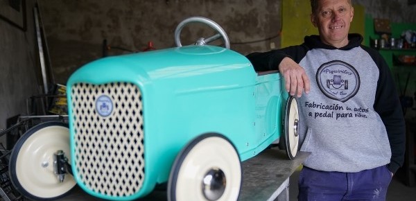  En la era de las pantallas, el autito a pedal que nació del amor de un padre a su hijo